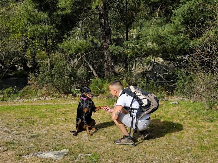 Victor Sánchez Casas beim Hundetraining mit einem Dobermann im Wald