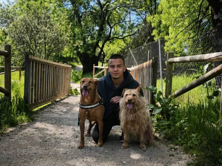Victor Sánchez Casas mit zwei Hunden auf einer Holzbrücke