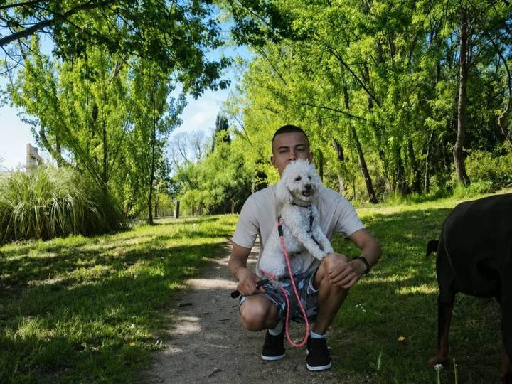 Victor Sánchez Casas beim Gassi-Service mit einem kleinen weissen Hund